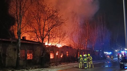 Groźny pożar dwóch pustostanów w Kędzierzynie. Zagrożone były sąsiednie budynki jednorodzinne!