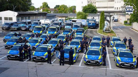 Dwa nowe radiowozy trafiły do policjantów z Kędzierzyna-Koźla. ZDJĘCIA