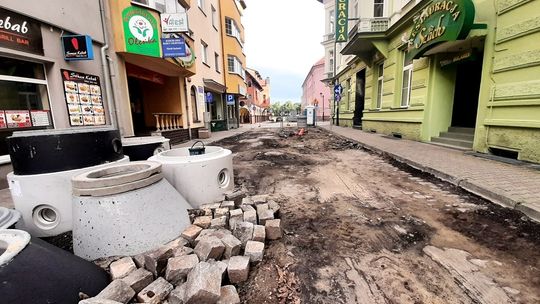 Dwa równoległe remonty uliczek na kozielskiej starówce. ZDJĘCIA