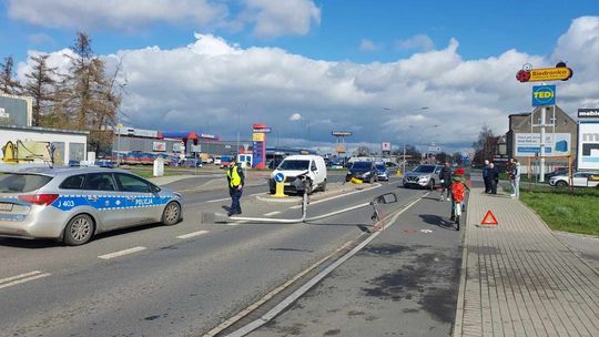 Dwa rozbite auta i przewrócona latarnia. Zdjęcia