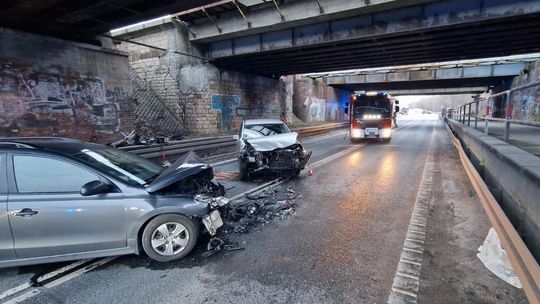 Dwa samochody zderzyły się pod wiaduktem na obwodnicy