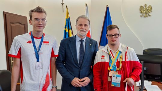 Dwaj utalentowani sportowcy z Zespołu Szkół Specjalnych odwiedzili starostę powiatu. ZDJĘCIA