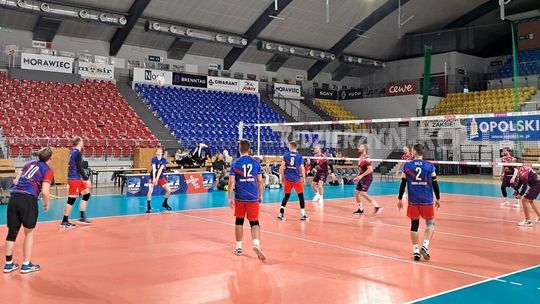 Dwie niepokonane drużyny w miejskie lidze siatkówki