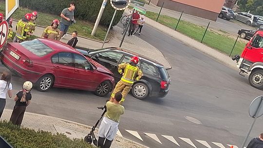Dwie osoby poszkodowane po zderzeniu BMW i Audi na Pogorzelcu