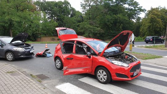 Dwie osoby trafiły do szpitala po zderzeniu osobówek