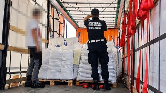 Dwie tony niebezpiecznego materiału bez właściwego oznakowania