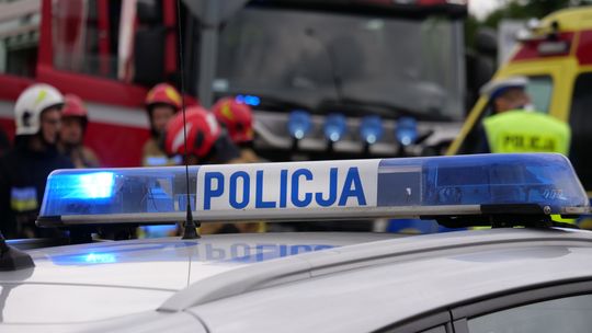 Dwoje małych dzieci zatrzaśniętych w aucie. Interweniowali strażacy