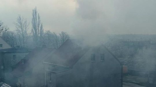 Dym z komina przeszkadza sąsiadom, ale starszej kobiety nie stać na zmianę ogrzewania. WIDEO