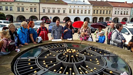 Dziadkowie z wnukami odkrywali uroki Czech. Spędzili dzień w Nové Město nad Metují. ZDJĘCIA