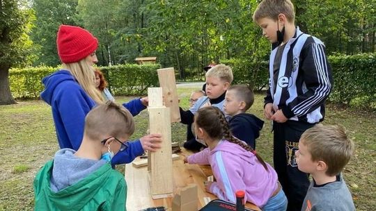 Dzieci i seniorzy budowali domki dla owadów podczas pikniku w Nadleśnictwie Kędzierzyn. ZDJĘCIA