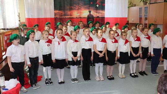 Dzieci oraz seniorzy jednym głosem o Ojczyźnie. ZDJĘCIA