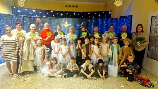 Dzieci pięknie odegrały swoje role. Jasełka z seniorami. ZDJĘCIA