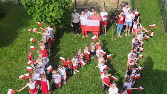 Dzieci z przedszkola w Kłodnicy uczciły 81. rocznicę wybuchu Powstania Warszawskiego