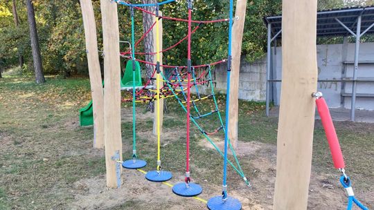 Dzieciaki z Blachowni mogą już testować mini park linowy. ZDJĘCIA