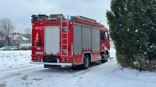 Dziecko zatrzasnęło się w samochodzie, kiedy matka odśnieżała szyby