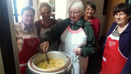 Dzięki parafialnej Caritas ubodzy otrzymują co tydzień 80 litrów gorącej zupy