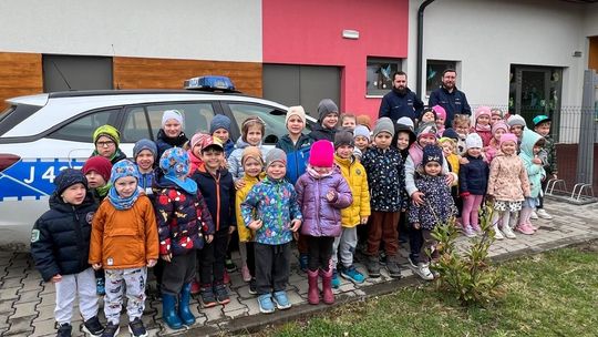 Dzielnicowi odwiedzili przedszkolaków w Mechnicy. Opowiedzieli dzieciom o bezpieczeństwie na drodze Dzielnicowi odwiedzili przedszkolaków w Mechnicy. Opowiedzieli dzieciom o bezpieczeństwie na drodze