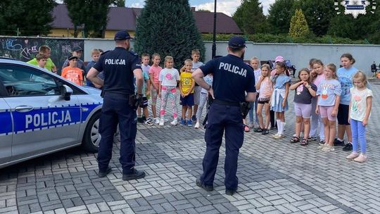 Dzielnicowi z wizytą na półkolonii. ZDJĘCIA