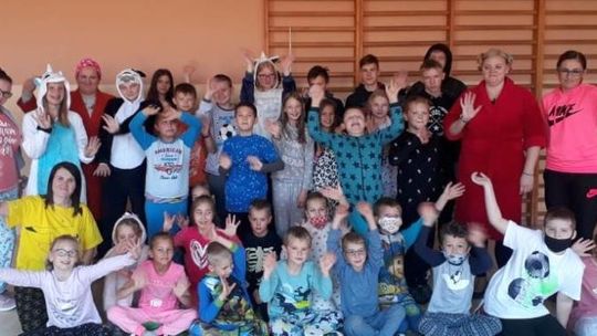 Dzień Piżamy ma głęboki, bo ludzki, wymiar. W szkole w Roszowickim Lesie wiedzą o tym dobrze. ZDJĘCIA