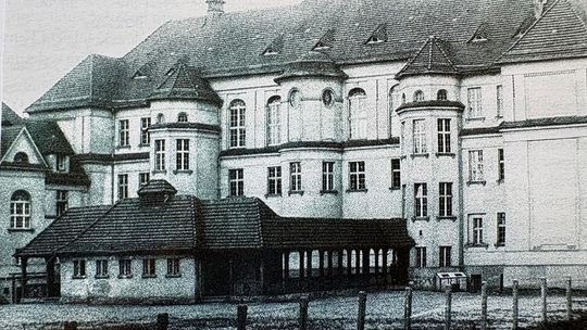 Dziś po tym przybytku na zapleczu szkoły nie ma już śladu. ZDJĘCIA