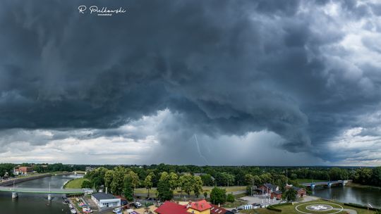 Dzisiaj możliwe burze z gradem i wiatr nawet do 100 km/h Dzisiaj możliwe burze z gradem i wiatr nawet do 100 km/h