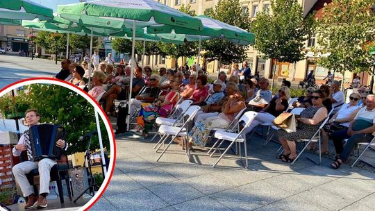 Dźwięki akordeonu rozbrzmiały na kozielskim Rynku. Wystąpił Sylwester Marczuk. ZDJĘCIA