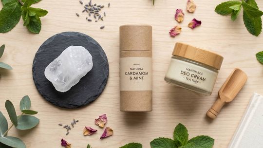 Ekologiczny dezodorant – czym różni się od konwencjonalnego i jak go wybrać?