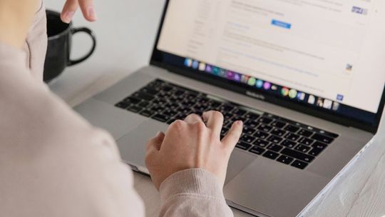 Fałszywe linki i kody QR - oszuści okradli mieszkanki powiatu