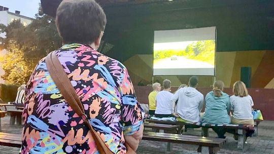 Familijne kino pod chmurką z okazji Dnia Seniora. ZDJĘCIA