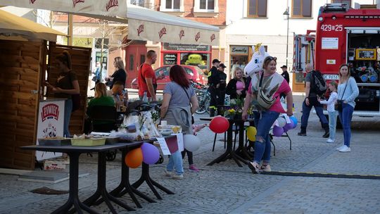 Festyn charytatywny na kozielskim rynku. Zbierali na rzecz Ukrainy Festyn charytatywny na kozielskim rynku. Zbierali na rzecz Ukrainy