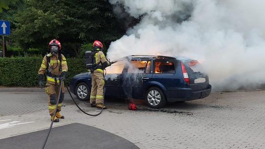 Ford spłonął przy alei Jana Pawła II w Kędzierzynie-Koźlu