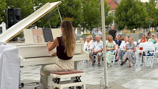 Fortepian na kozielskim Rynku. Paulina Storka zabrała publiczność w podróż przez pięć stuleci muzyki