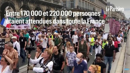 Francuzi wyszli na ulicę. Sprzeciwiają się polityce rządu dotyczącej segregacji sanitarnej. Co uczynią nasze władze? FILMY