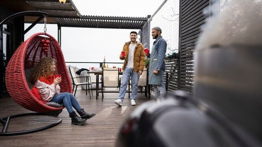 Funkcjonalny zadaszony taras jako serce letnich spotkań towarzyskich