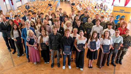 Gala „Asy Powiatu 2025”: talenty z całego powiatu nagrodzone. Wyróżniono 48 najzdolniejszych uczniów