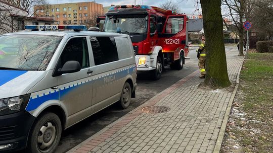 Gaz ulatniał się z mieszkania. Nie było kontaktu z lokatorką