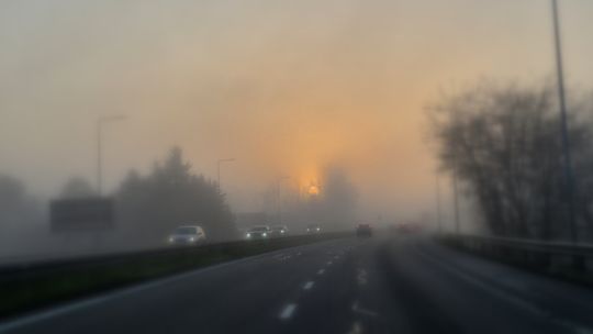Gęsta mgła spowije Kędzierzyn-Koźle i powiat. IMGW wydał ostrzeżenie pierwszego stopnia