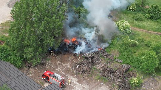 Gęsty dym widoczny był z daleka. Paliły się podkłady kolejowe