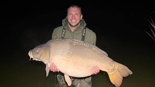 Gigantyczny karp złowiony przez Tomka Janika z Kędzierzyna-Koźla. Ważył ponad 36 kilogramów!
