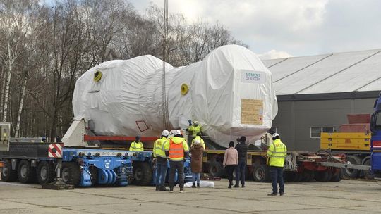 Gigantyczny transport z basenu portowego w Azotach. ZDJĘCIA