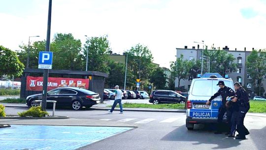 Groził, że zabije ochroniarza w Lidlu piłą do drewna. Zarzuty i areszt dla 36-letniego mężczyzny