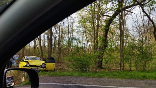 Groźnie wyglądające zdarzenie drogowe na ulicy Sławięcickiej w Kędzierzynie-Koźlu