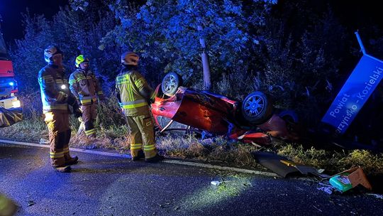 Kierowca Seata Ibizy nie dostosował prędkości do warunków. Wypadł z drogi i dachował