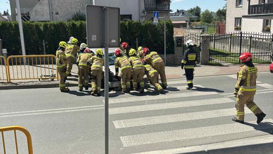 Groźne zdarzenie na skrzyżowaniu w Cisowej. Dachowanie osobówki - kierowca uwięziony w pojeździe