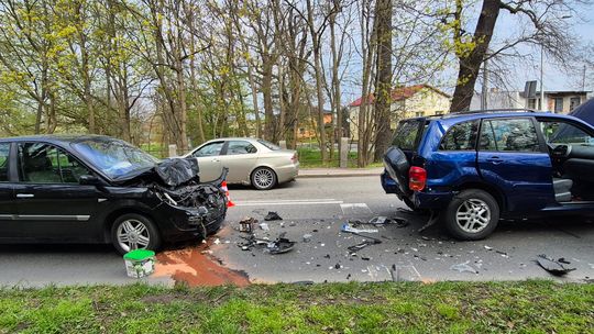 81-letni mężczyzna nie wyhamował przed przejściem dla pieszych. Trzy osoby trafiły do szpitala