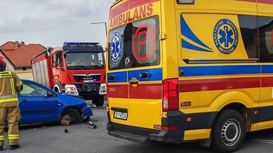 Groźne zderzenie dwóch samochodów w Bierawie. 27-latka zasłabła za kierownicą