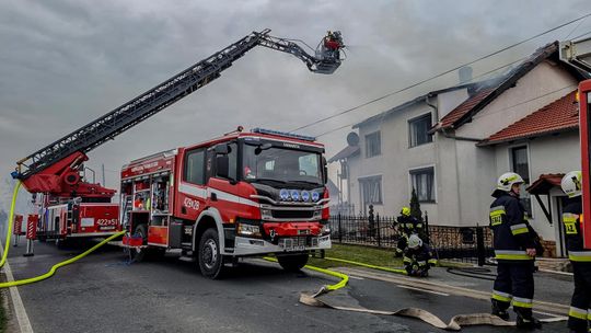 Groźny pożar domu w Cisku. W akcji siedem zastępów straży pożarnej