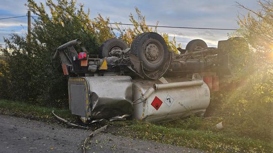 Groźny wypadek cysterny przewożącej olej napędowy. Interweniowali strażacy z Kędzierzyna-Koźla