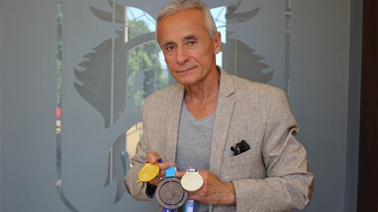 Henryk Szymura zaprezentował swoje najnowsze trofeum