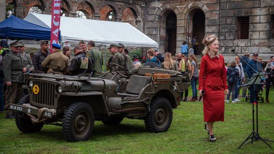 Inscenizacje wojenne, pokaz mody historycznej i wiele innych atrakcji podczas pikniku militarnego w Sławikowie. ZDJĘCIA